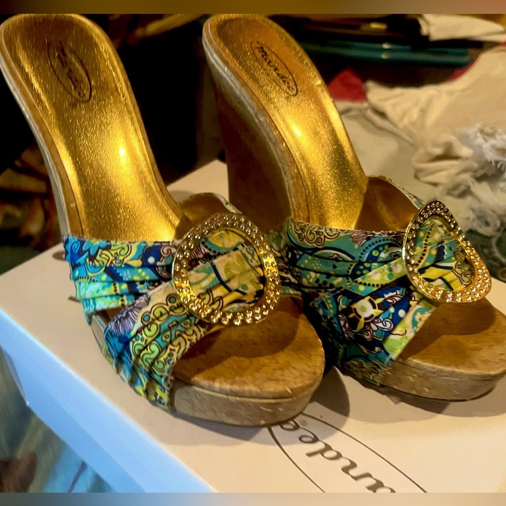Juniors Cork Wedge Heal w gorgeous mix of blues rhinestone broach on top